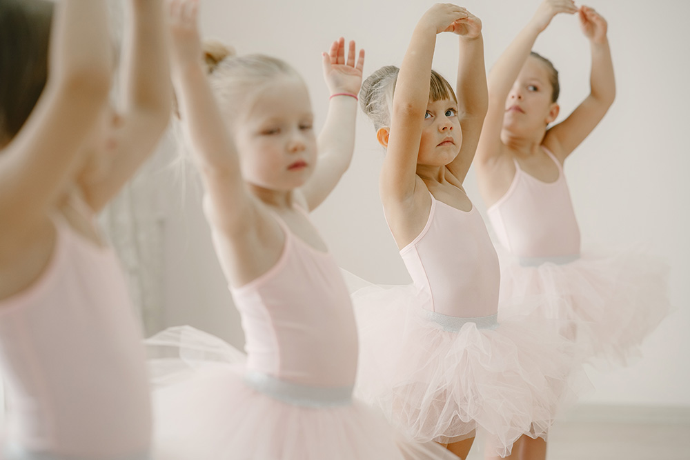 child girls is studying ballet