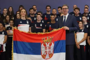 urucenje drzavne zastave maja ognjenovic i aleksandar vucic 1536x1023 n 669e4bafdd40e