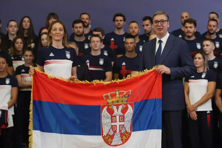 urucenje drzavne zastave maja ognjenovic i aleksandar vucic 1536x1023 n 669e4bafdd40e