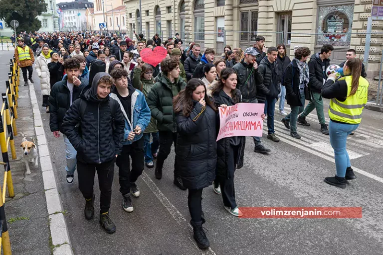 zrenjaninski studenti ispred suda n