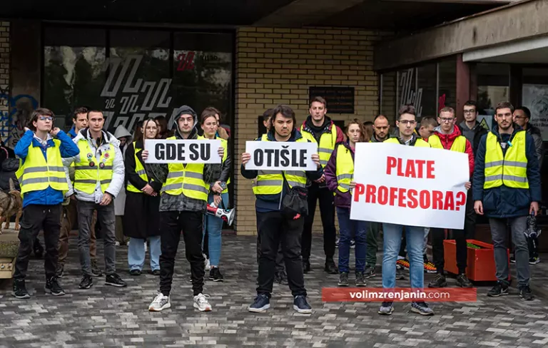 studenti ispred su zrenjnin n
