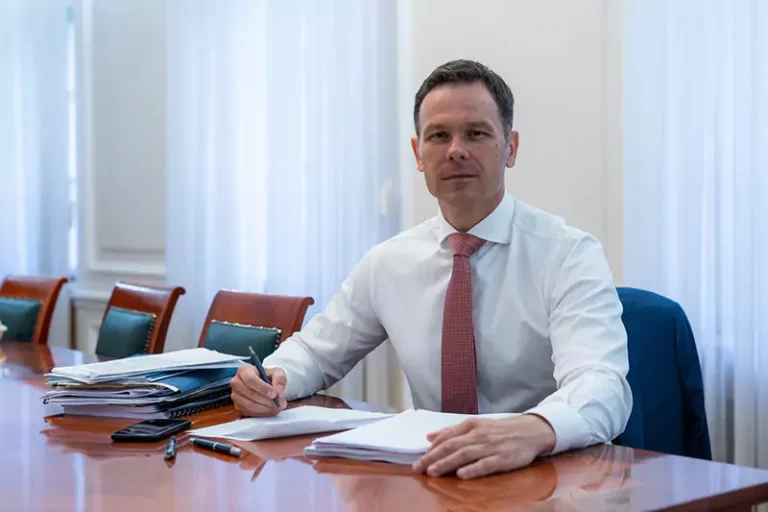sinisa mali 68af7b7e0737c