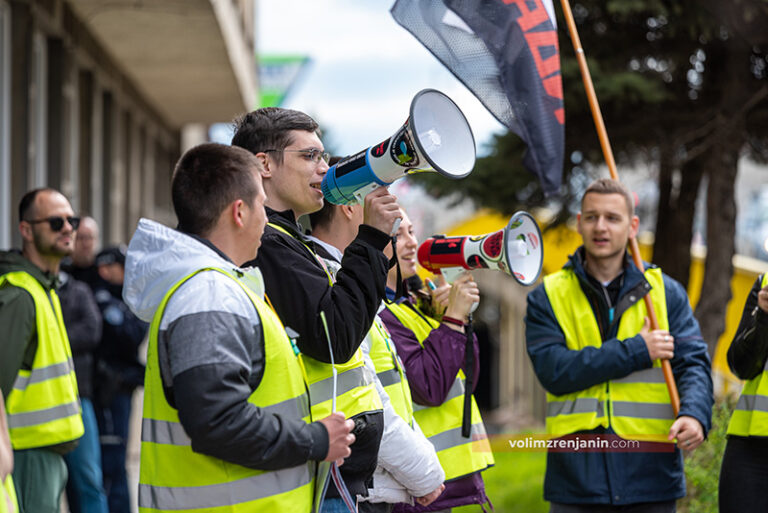 studenti ispred sup zrenjanin 043