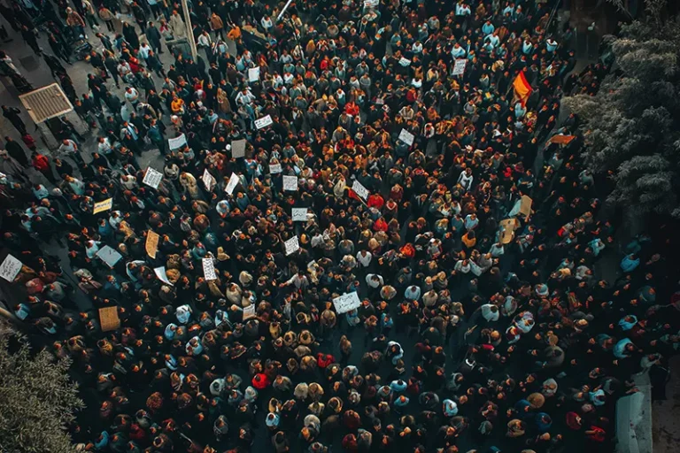 arab people demonstrating together 699eb1e5876bb